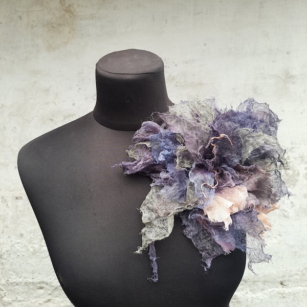 Oversized Blumen Brosche, Lila Grau Gefilzte Blumen Brosche, Corsage, Schalnadel, handgemacht, Blumen Corsage, Hochzeitsmode, Boho Accessoire