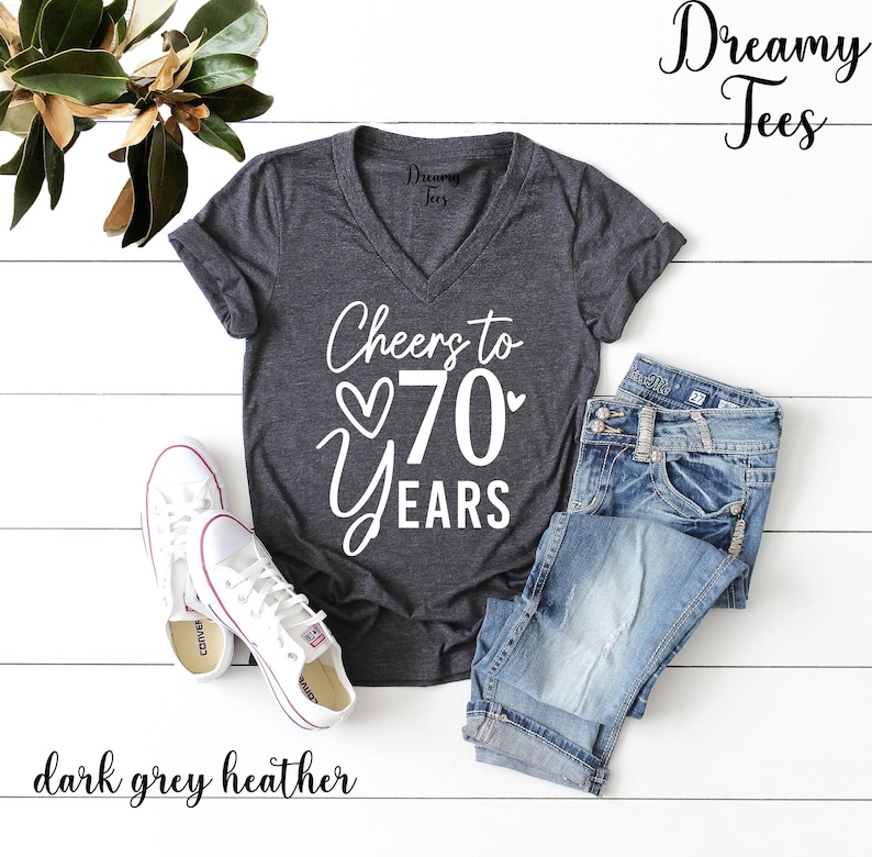 Cheers to 70 Years Shirt, 70th Birthday Gift for Her imagem 2