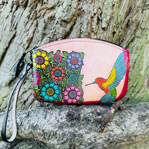 Von Hand punzierte Lederarmbandtasche, mexikanische Handgelenktasche, wunderschön gearbeitete Ledertasche mit floralen Designs und Kolibris.