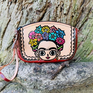 Frida Handpunzierte Leder Wristlet Bag, Mexikanische Handgelenktasche, wunderschön gearbeitete Ledertasche mit Frida Design.