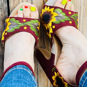 Mexican Huarache Wedges: Floral Embroidered Women&#39;s Sandals