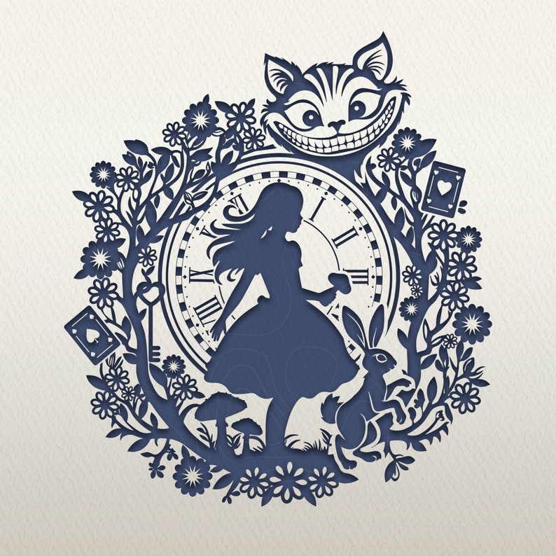 K&ouml;nnte beinhalten: Eine blaue Silhouette von Alice im Wunderland, die eine Taschenuhr h&auml;lt, umgeben von einem fantasievollen Blumendesign, einer Grinsekatze und einem Kaninchen.