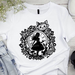 K&ouml;nnte beinhalten: Schwarzwei&szlig;es Silhouettendesign mit Alice aus Alice im Wunderland, der Grinsekatze, einer Taschenuhr und einem Kaninchen. Das Design ist von Blumen und Bl&auml;ttern umgeben.