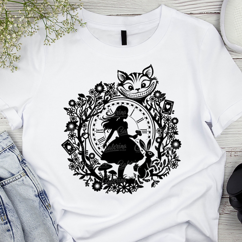 K&ouml;nnte beinhalten: Schwarzwei&szlig;es Silhouettendesign mit Alice aus Alice im Wunderland, der Grinsekatze, einer Taschenuhr und einem Kaninchen. Das Design ist von Blumen und Bl&auml;ttern umgeben.