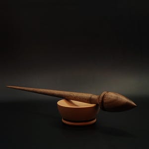Steunas – 17 g / 0,59 oz, 25,5 cm / 10,03 in – walnoothout | Met perenschaal | Lichtgewicht handspindel | Kravelli-spindelset