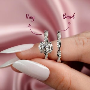 Op de afbeelding: Twee zilveren ringen, één met een grote ovaal geslepen diamant en de andere een gedraaide band met kleine diamanten. De woorden "Ring" en "Band" staan boven de ringen.