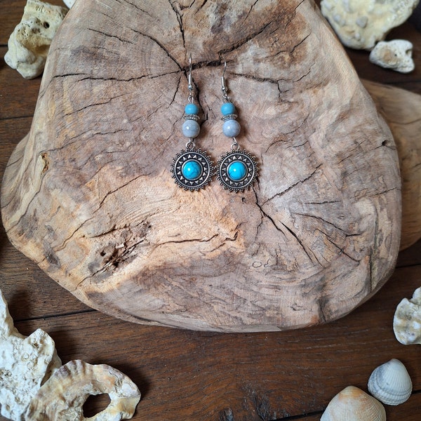 Boucles d'oreilles pendantes, pendentif soleil argenté, perle turquoise. Perle en bois bleue, perle grise marbrée, perle entretoise argentée