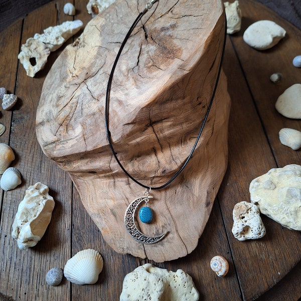 Collier en simili cuir, pendentif lune argentée, pierre bleu et noire marbrée.