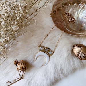 18k gold Moon pearl shell necklace, moon goddess jewelry, moon goddess necklace, seashell jewelry, siren jewelry, mermaid jewelry