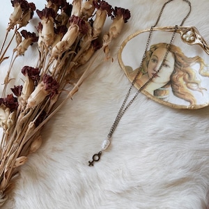 Bronze Aphrodite Venus Kette mit Perle angebracht, Venus Schmuck, Geburt der Venus, Aphrodite Halskette, Aphrodite Schmuck, Aphrodite Altar