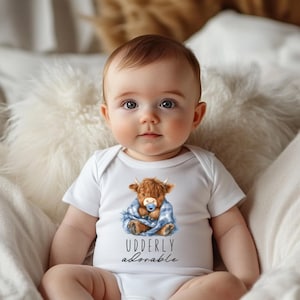 乳房の愛らしい昇華PNGデジタルダウンロード青い男の子の赤ちゃんシャツPNG、新生児男の子のおしゃぶりのデザイン、かわいいハイランド牛の赤ちゃんシャツ