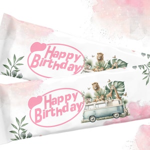 Könnte beinhalten: Zwei weiße Geschenktüten mit rosafarbenem Aquarellhintergrund und grünen Blättern. Die Taschen haben einen rosafarbenen Kreis mit dem Text "Happy Birthday" und einem Herzen. Eine Tasche zeigt einen blauen Vintage-Van mit einer Giraffe, einem Löwen und anderen Tieren darauf.