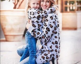 mother and daughter matching leopard outfits