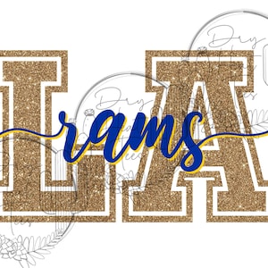 Puede incluir: Letras "LA" doradas con purpurina, contornos blancos y la palabra "rams" en escritura azul. Una línea curva amarilla y azul acentúa la palabra "rams". El fondo incluye cactus y diseños florales esbozados.