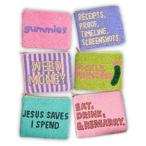 K&ouml;nnte beinhalten: Sechs Perlenbeutel in verschiedenen Farben, jeweils mit einem einzigartigen Textdesign. Die Beutel zeigen S&auml;tze wie "gummies", "receipts", "weed money", "pickle princess", "Jesus saves I spend" und "eat, drink, & remarry."