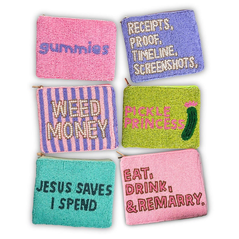 K&ouml;nnte beinhalten: Sechs Perlenbeutel in verschiedenen Farben, jeweils mit einem einzigartigen Textdesign. Die Beutel zeigen S&auml;tze wie "gummies", "receipts", "weed money", "pickle princess", "Jesus saves I spend" und "eat, drink, & remarry."
