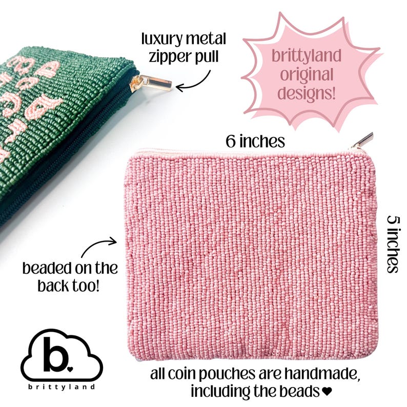 K&ouml;nnte beinhalten: Rosa Perlen-M&uuml;nztasche, 15 cm lang und 13 cm hoch, mit Rei&szlig;verschluss. Die Tasche ist handgefertigt und auch auf der R&uuml;ckseite mit Perlen besetzt. Eine gr&uuml;ne Perlen-Tasche ist ebenfalls abgebildet. Die Marke ist Brittyland.