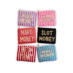 K&ouml;nnte beinhalten: Sechs Perlen-M&uuml;nzb&ouml;rsen in verschiedenen Farben, jede mit einem anderen Wort oder einer Phrase aus Perlen. Die Phrasen lauten "WEED MONEY", "MAHJ MONEY", "MARG MONEY", "$LOT MONEY", "BOTOX MONEY" und "MAHJ MONEY". Die Geldb&ouml;rsen haben einen Rei&szlig;verschluss.