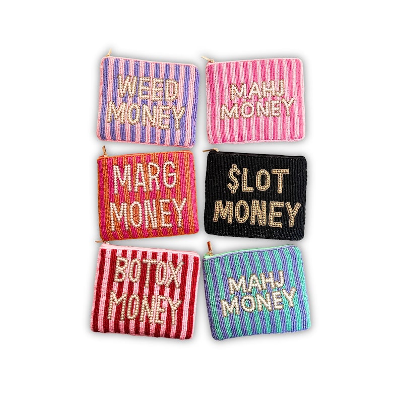 K&ouml;nnte beinhalten: Sechs Perlen-M&uuml;nzb&ouml;rsen in verschiedenen Farben, jede mit einem anderen Wort oder einer Phrase aus Perlen. Die Phrasen lauten "WEED MONEY", "MAHJ MONEY", "MARG MONEY", "$LOT MONEY", "BOTOX MONEY" und "MAHJ MONEY". Die Geldb&ouml;rsen haben einen Rei&szlig;verschluss.