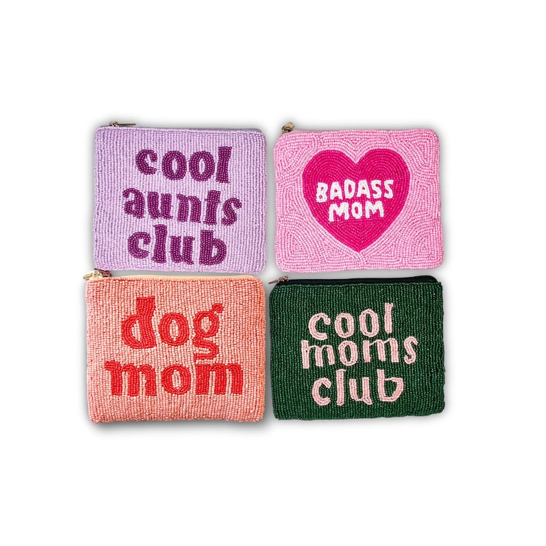 K&ouml;nnte beinhalten: Vier Perlenbeutel in verschiedenen Farben. Einer ist lavendelfarben mit "cool aunts club" in Lila. Ein weiterer ist rosa mit einem rosa Herz und "badass mom" in Wei&szlig;. Ein dritter ist korallenfarben mit "dog mom" in Rot. Der letzte ist gr&uuml;n mit "cool moms club" in Rosa.