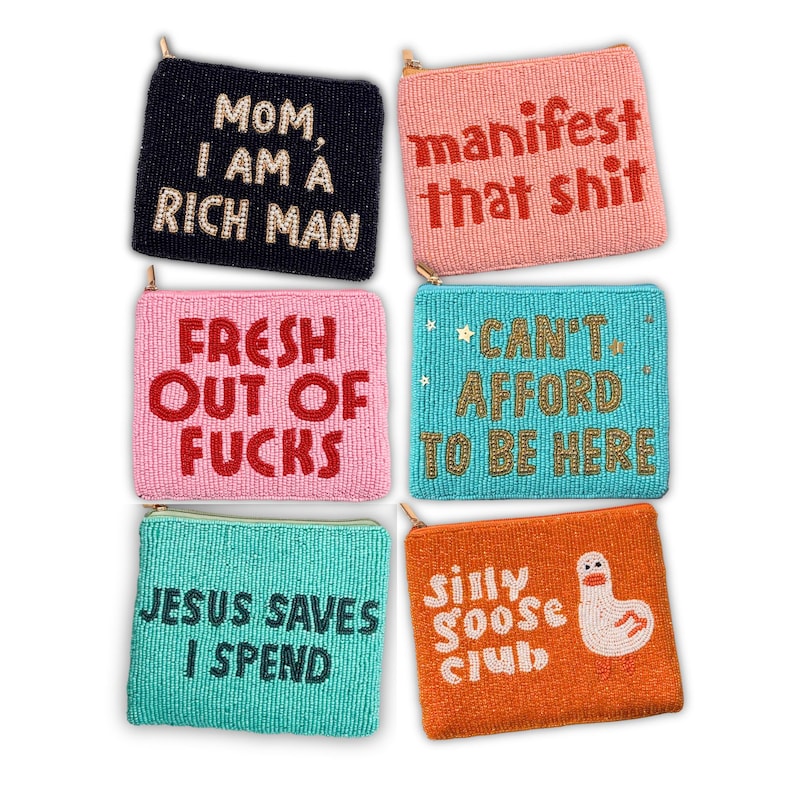 K&ouml;nnte beinhalten: Sechs Perlen-M&uuml;nztaschen in verschiedenen Farben. Die Taschen haben goldene Rei&szlig;verschl&uuml;sse und Texte wie "Mom, I am a rich man" und "Manifest that shit." Eine Tasche hat eine G&auml;nse-Illustration.