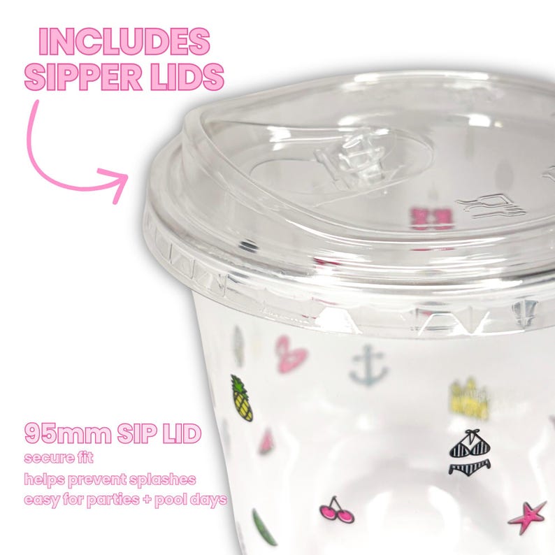 Op de afbeelding: Een doorzichtige plastic wegwerpbeker met een 95mm drinkdeksel en een patroon van kleine kleurrijke iconen waaronder ananassen, ankers, bikini's, kersen en zeesterren. De tekst INCLUDES SIPPER LIDS en 95mm SIP LID staat op de afbeelding gedrukt.