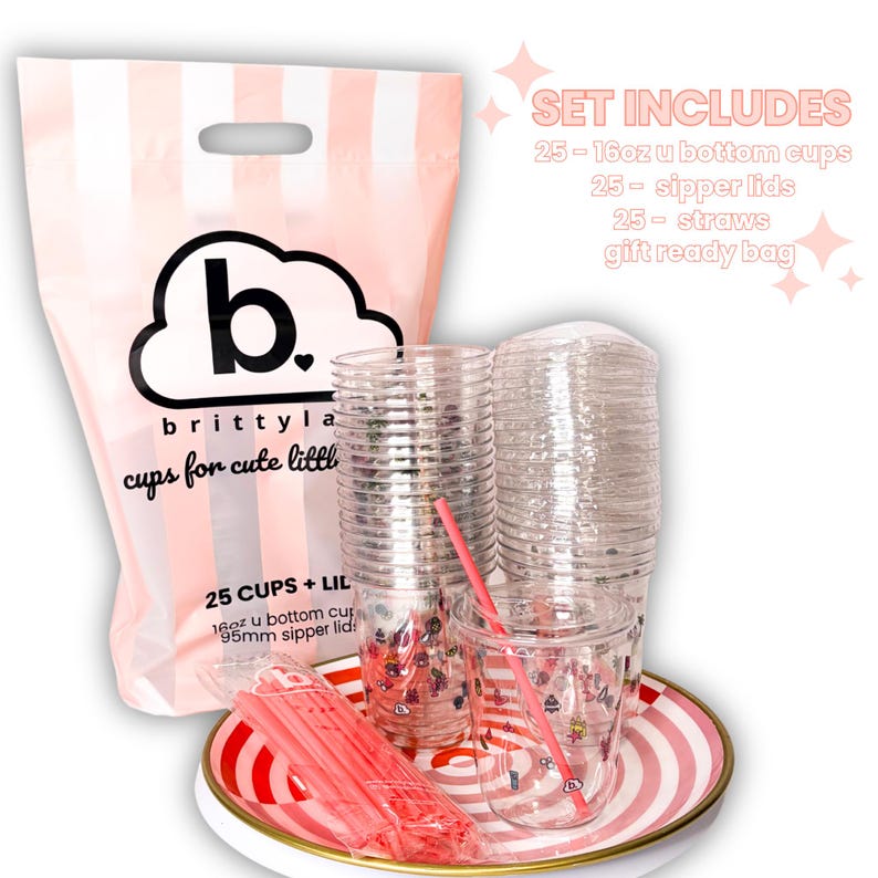 Op de afbeelding: Een set van 25 doorzichtige 473ml U-bodem bekers met deksels en roze rietjes, verpakt in een roze en wit gestreepte cadeauzak. De tekst op de zak luidt 'brittylab cups for cute little things'. De set bevat 25 bekers, 25 deksels en 25 rietjes.