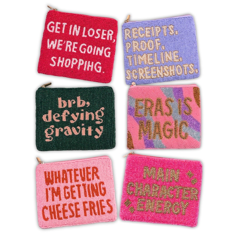 K&ouml;nnte beinhalten: Sechs Perlen-M&uuml;nztaschen in verschiedenen Farben, jede mit einem anderen Spruch. Die Spr&uuml;che lauten: "GET IN LOSER, WE'RE GOING SHOPPING", "RECEIPTS, PROOF, TIMELINE, SCREENSHOTS" und "brb, defying gravity."