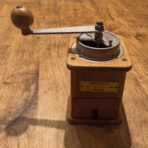 HAHA MOKKA Mid Century Kaffeemühle Handkaffemühle Gereinigt und voll funktionsfähig Deko Selten Bild 1