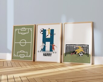 Könnte beinhalten: Drei gerahmte Drucke mit Fußball-Motiv. Der erste Druck zeigt einen grünen Fußballplatz mit weißen Linien. Der zweite Druck zeigt den Buchstaben H in Blau mit einem Fußballspieler, der einen Ball tritt. Der Text "HARRY" befindet sich unter dem Buchstaben. Der dritte Druck zeigt einen Fußballspieler, der in die Hocke geht, um ein Tor zu verhindern.