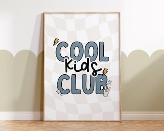 Puede incluir: Una impresión enmarcada con un fondo a cuadros y el texto "COOL kids CLUB" en azul con rayos amarillos y estrellas.