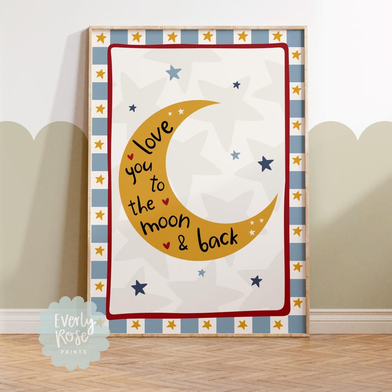 K&ouml;nnte beinhalten: Ein gerahmter Druck mit wei&szlig;em Hintergrund, der einen gelben Halbmond mit den Worten "love you to the moon & back" in schwarzer Schrift zeigt. Der Druck ist mit blauen Sternen und einem Rand aus blau-roten Streifen und goldenen Sternen verziert.