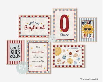Puede incluir: Una colección de impresiones artísticas enmarcadas con varios diseños y texto. Las impresiones incluyen frases como "Long Live Boyhood" y "Cool Kids Club", junto con una ilustración del sistema solar y un sol con gafas de sol. La combinación de colores presenta rojo, azul y crema.