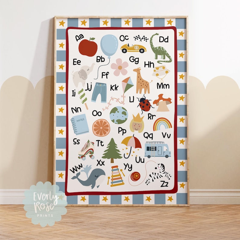 K&ouml;nnte beinhalten: Alphabet-Tafel mit farbenfrohen Illustrationen f&uuml;r jeden Buchstaben, darunter ein Apfel, ein Ballon, ein Auto, ein Dinosaurier, ein Elefant, eine Blume, Jeans, ein Drachen, eine Giraffe, ein Marienk&auml;fer und ein Regenbogen. Die Tafel ist mit einem blau-wei&szlig; karierten Muster und goldenen Sternen umrahmt.