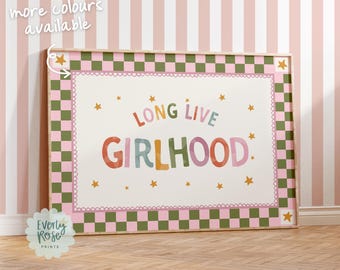 Puede incluir: Una lámina decorativa rectangular con un borde a cuadros verdes y rosas con pequeñas estrellas amarillas. El centro muestra el texto LONG LIVE GIRLHOOD en letras redondeadas multicolores, rodeado de estrellas amarillas sobre un fondo crema.