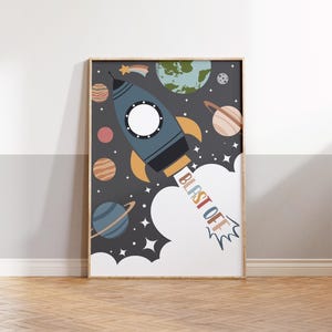 Pu&ograve; includere: Un poster stampabile con un razzo blu con un finestrino bianco, che vola nello spazio con pianeti e stelle. Il razzo ha una nuvola bianca dietro di s&eacute; con il testo "BLAST OFF" in colori arcobaleno.