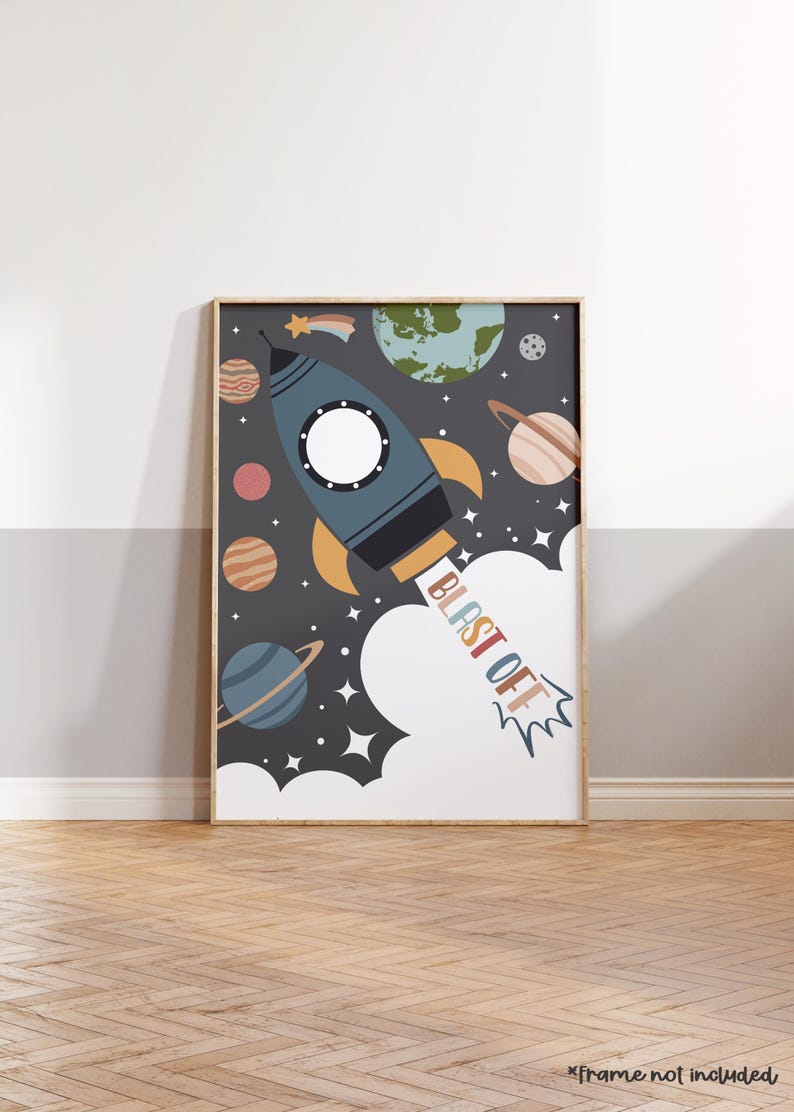 Pu&ograve; includere: Un poster stampabile con un razzo blu con un finestrino bianco, che vola nello spazio con pianeti e stelle. Il razzo ha una nuvola bianca dietro di s&eacute; con il testo "BLAST OFF" in colori arcobaleno.