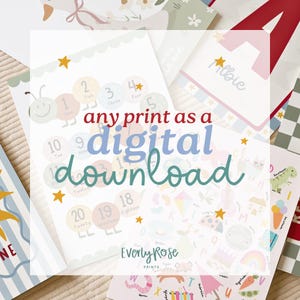 Puede incluir: Una colección de láminas infantiles, que incluyen tablas de números, letras del alfabeto y arte de nombres personalizados. Las láminas presentan ilustraciones coloridas de insectos, animales y objetos. El texto incluye "any print as a digital download" y la marca "Everly Rose Prints".