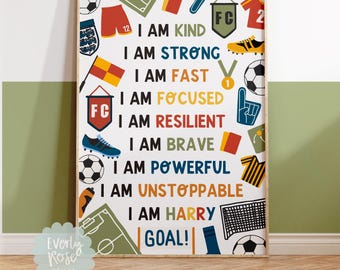 Puede incluir: Un estampado enmarcado con temática de fútbol con frases motivacionales en varios colores. El estampado incluye balones de fútbol, tacos y una red. El texto incluye "I AM KIND", "I AM STRONG" y "GOAL!"