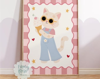 Puede incluir: Una lámina de arte mural enmarcada que muestra un gato de color claro con gafas de sol amarillas redondas y un peto azul. El gato sostiene un cono de helado. El fondo es crema con un borde de rayas rosas, decorado con estrellas amarillas y corazones rojos.