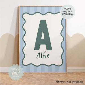 Puede incluir: Un p&oacute;ster imprimible a rayas azules y blancas con un borde blanco festoneado. La letra A es de color verde oscuro y el nombre Alfie est&aacute; escrito debajo de la letra. El p&oacute;ster es para una guarder&iacute;a o una habitaci&oacute;n infantil.