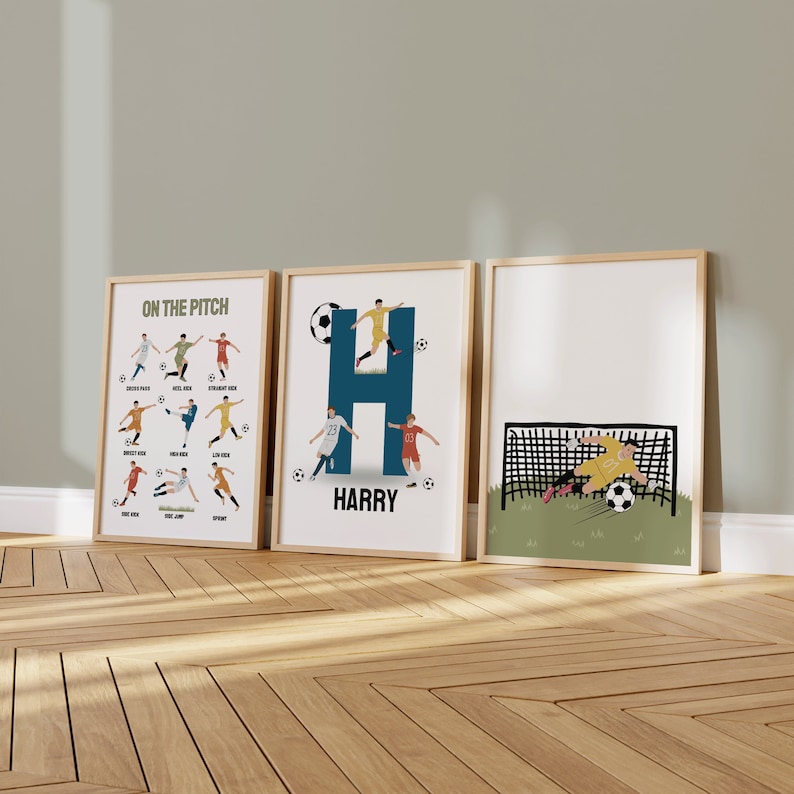 Puede incluir: Tres l&aacute;minas enmarcadas con tem&aacute;tica de f&uacute;tbol. Una l&aacute;mina muestra ilustraciones de jugadores de f&uacute;tbol con el texto "ON THE PITCH". Otra presenta la letra "H" con jugadores de f&uacute;tbol y el nombre "HARRY". La tercera muestra un portero y un bal&oacute;n.