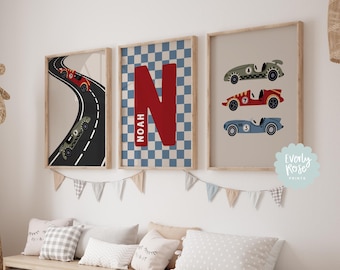Puede incluir: Tres impresiones enmarcadas con temática de carreras. Una impresión muestra coches de carreras en una pista, otra presenta una gran letra roja "N" con el nombre "Noah", y la tercera muestra tres coches de carreras antiguos.