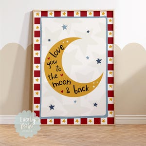 K&ouml;nnte beinhalten: Gerahmter Druck mit wei&szlig;em Hintergrund, gelbem Halbmond und dem Schriftzug "love you to the moon & back". Der Rand ist rot mit wei&szlig;en Sternen, und der Rahmen ist aus Holz.