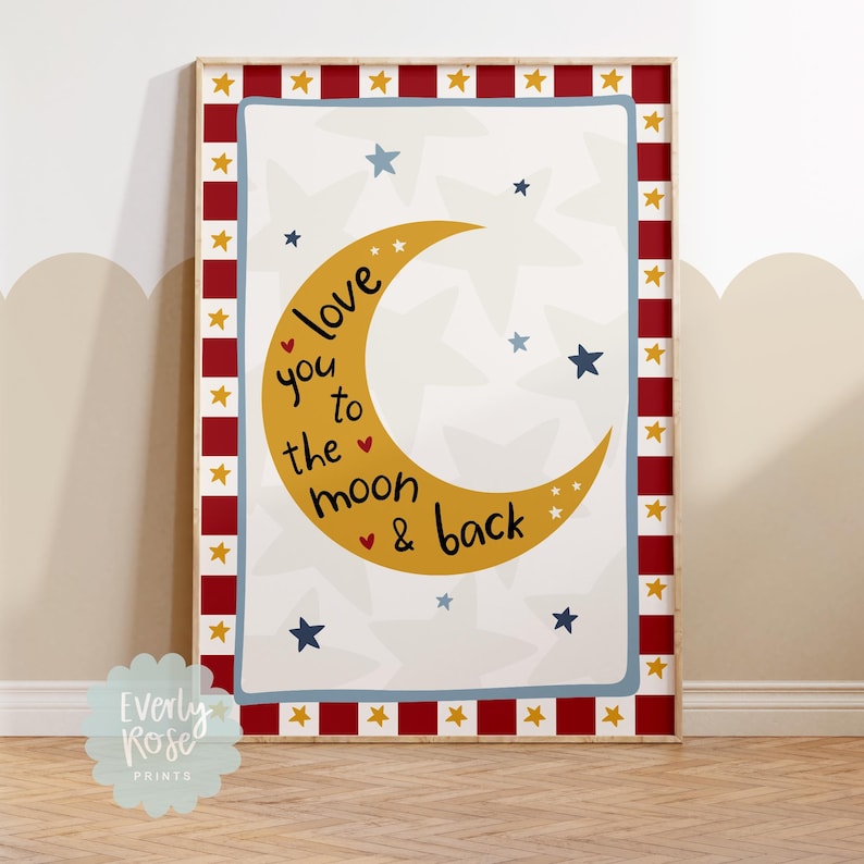 K&ouml;nnte beinhalten: Gerahmter Druck mit wei&szlig;em Hintergrund, gelbem Halbmond und dem Schriftzug "love you to the moon & back". Der Rand ist rot mit wei&szlig;en Sternen, und der Rahmen ist aus Holz.