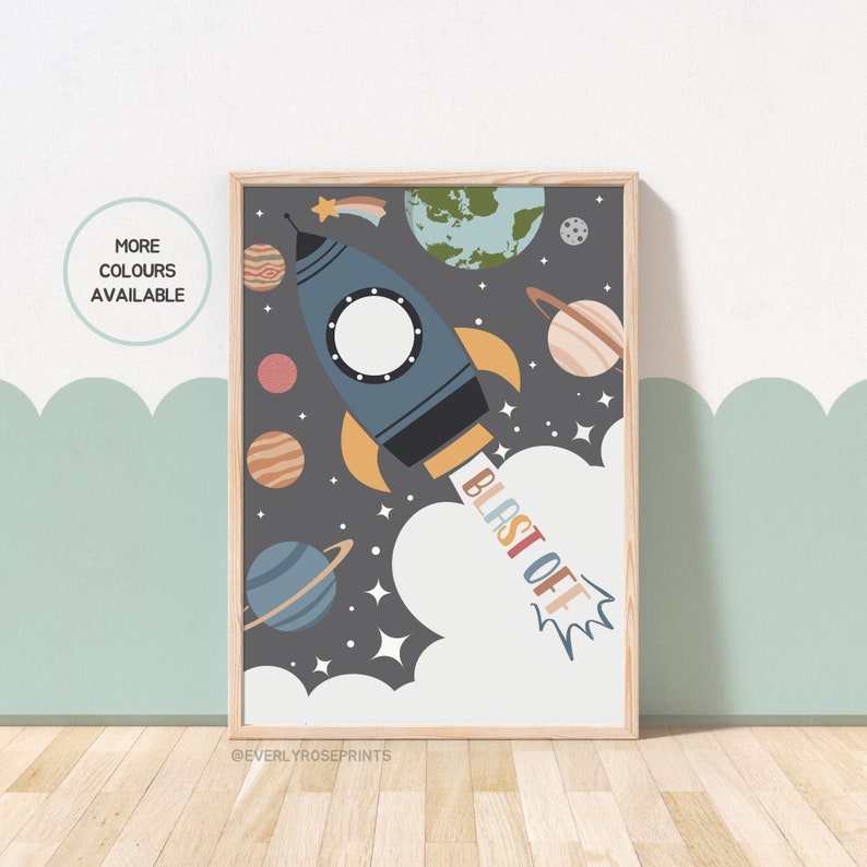 Pu&ograve; includere: Un razzo colorato decolla nello spazio con pianeti e stelle sullo sfondo. Il testo "Blast Off" &egrave; scritto in colori arcobaleno.