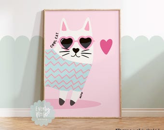 Puede incluir: Una ilustración rosa y azul de un gato con gafas de sol en forma de corazón y una bufanda a rayas azul y rosa. El texto "Cool Cat" está escrito verticalmente en el lado izquierdo de la imagen. El texto "Meow" está escrito debajo del gato. El fondo es rosa.