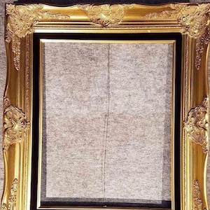 Może przedstawiać: Złota, ozdobna rama do obrazu z czarnym passe-partout. Rama ma dekoracyjny wzór z misternymi detalami.