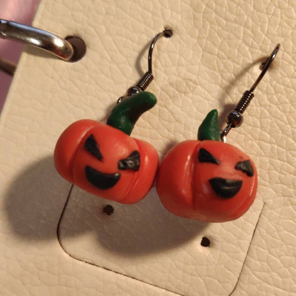 Boucles d'oreilles en fimo au thème effrayant en forme de citrouilles et de têtes de mort