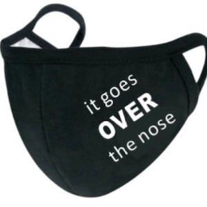 Puede incluir: Máscara facial negra con texto blanco que dice "it goes OVER the nose".